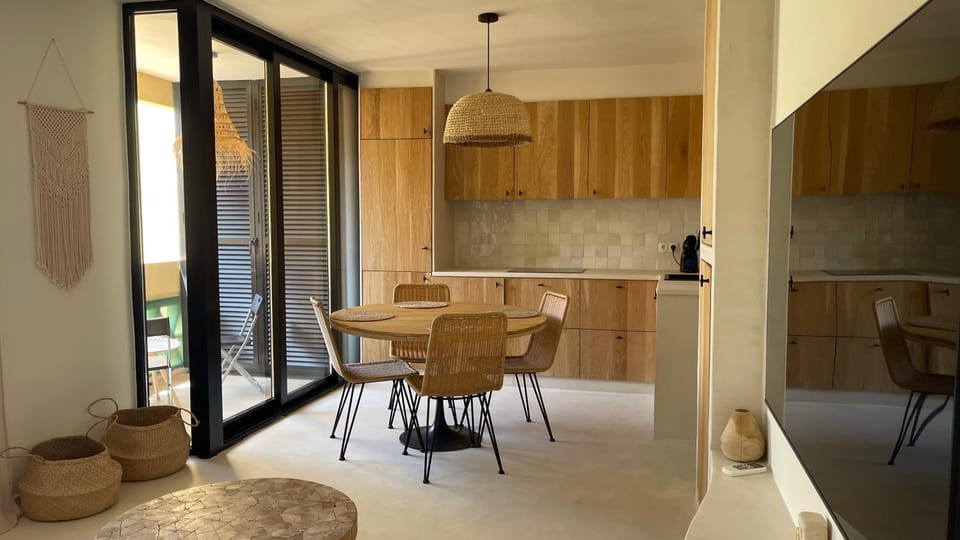 Kitchen or kitchenette, Dining area