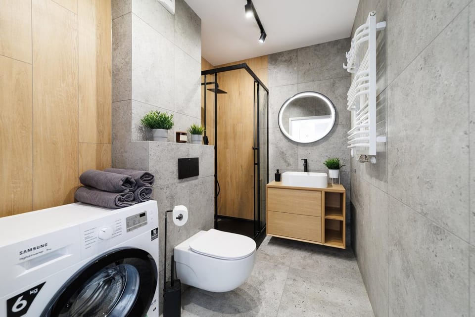 Toilet, towels, washing machine
