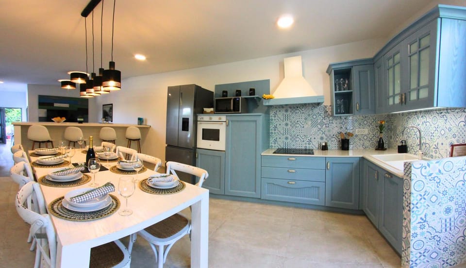 Kitchen or kitchenette, Dining area, dishwasher, minibar, pet friendly, stove