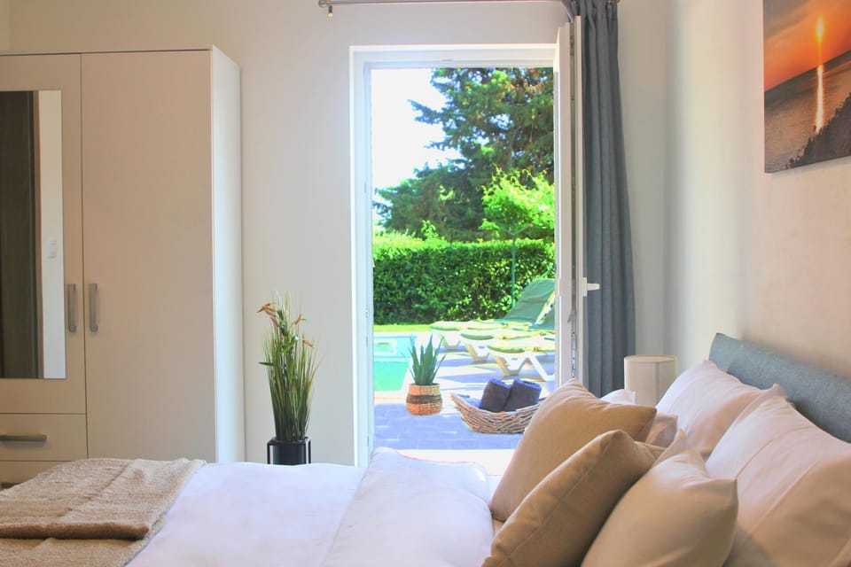 Bed, Photo of the whole room, Bedroom, Garden view, Pool view