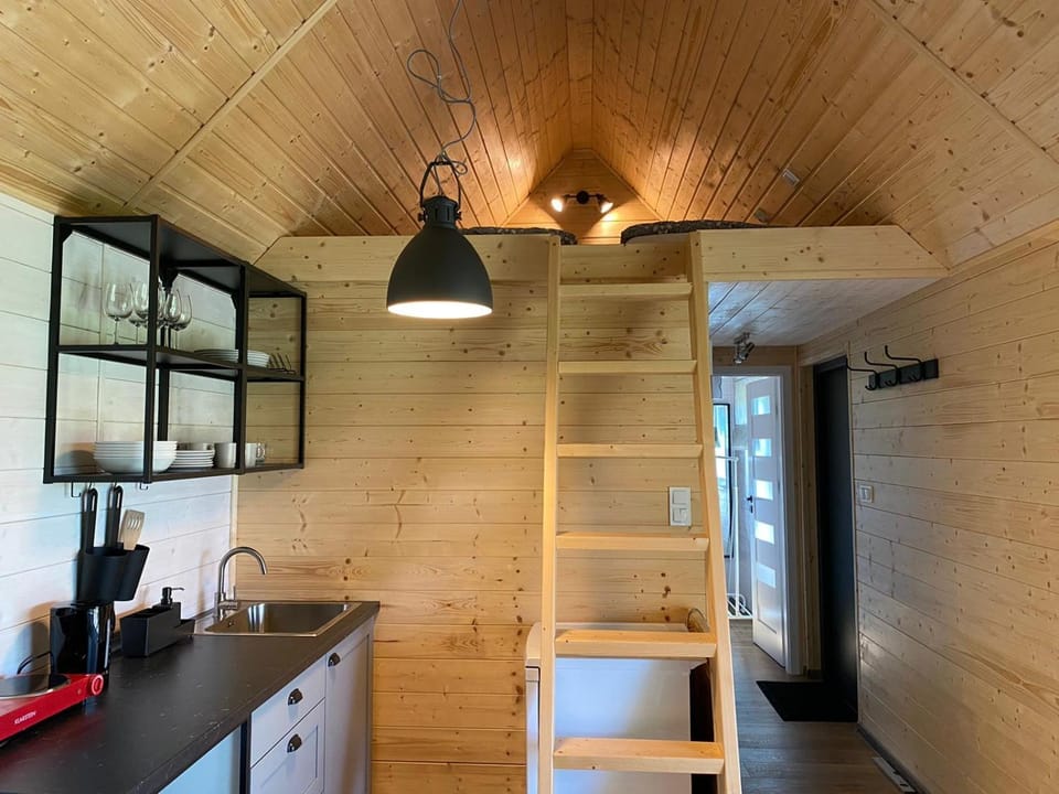 Coffee/tea facilities, Kitchen or kitchenette, stove