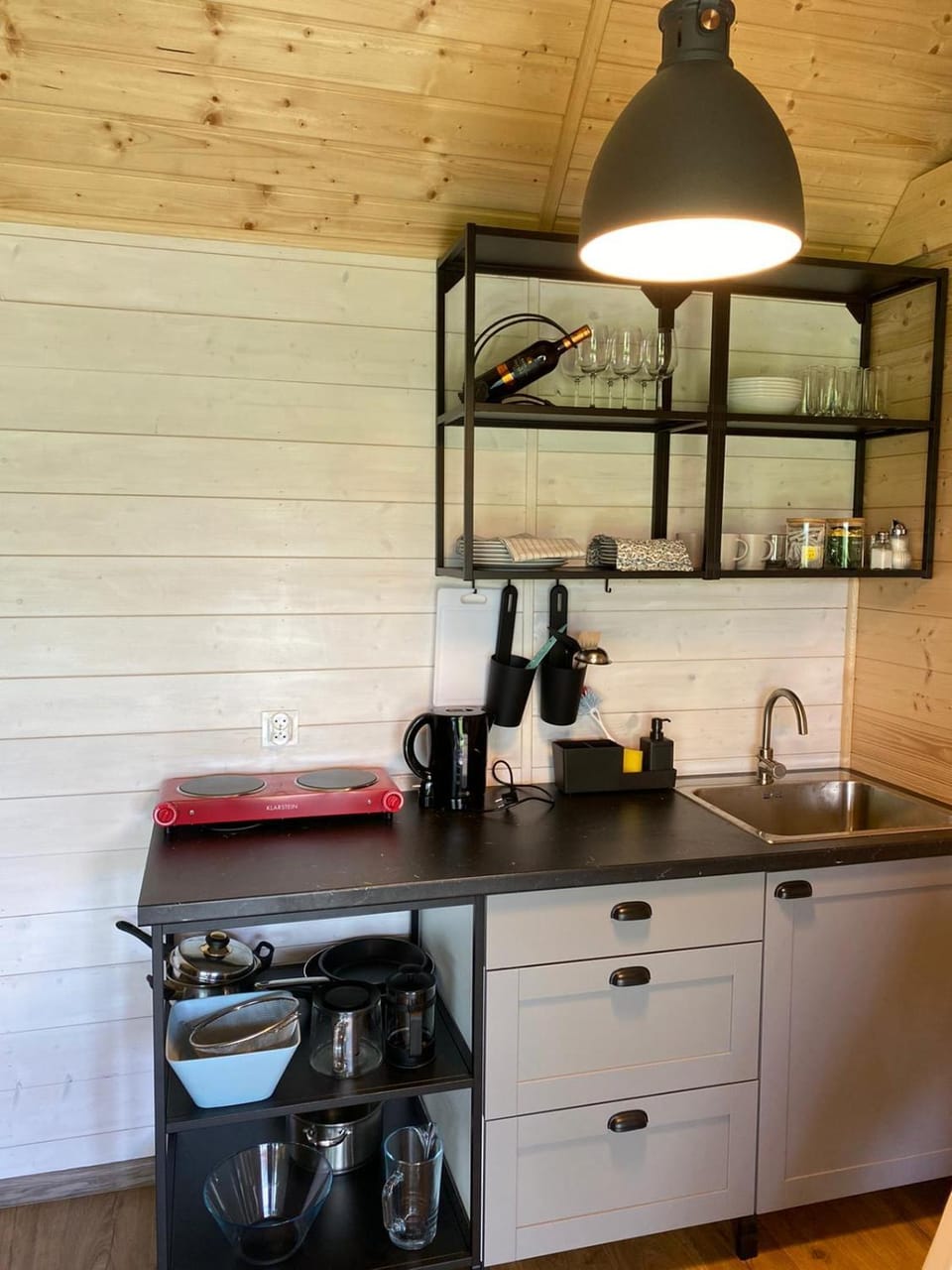 Coffee/tea facilities, Kitchen or kitchenette, stove