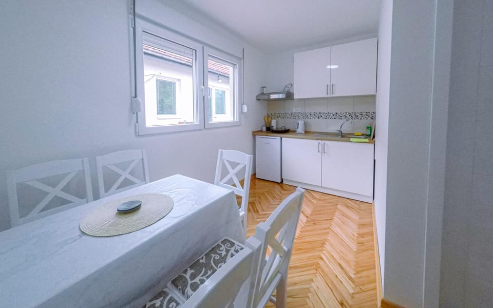 Kitchen or kitchenette, Dining area, stove