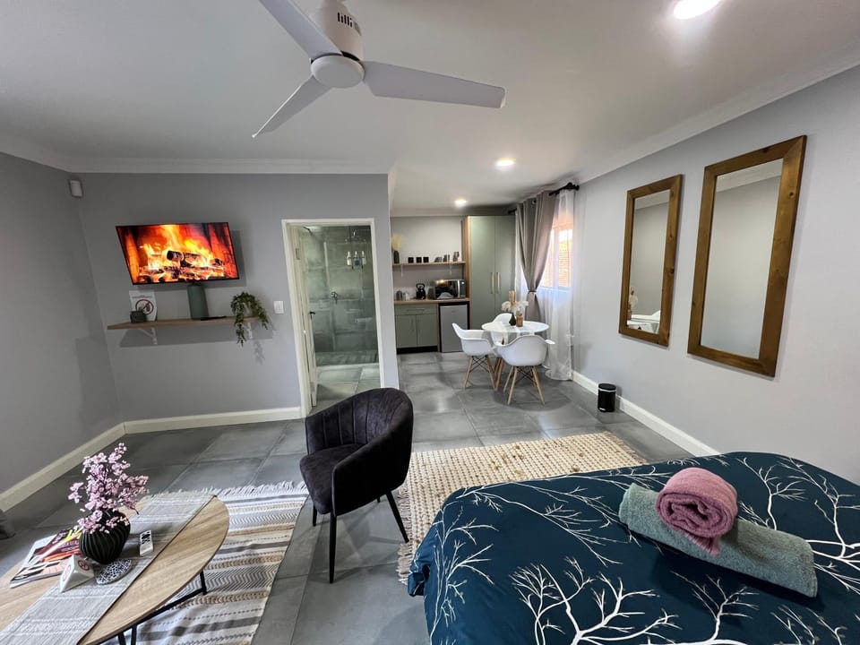 Bathroom, Living room, Seating area, Floor plan, Dining area, Bedroom