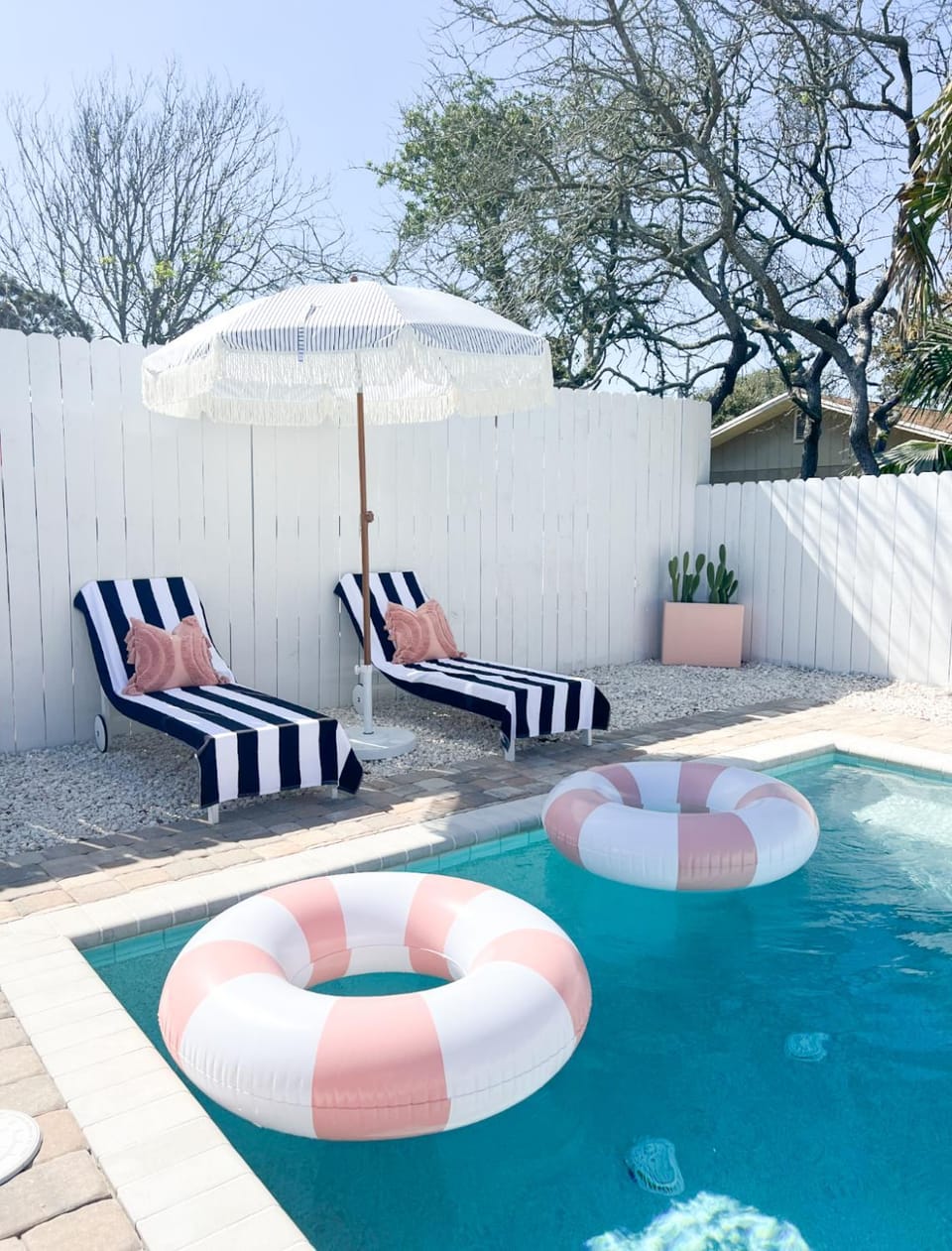 Steps to the beach & close to 30A! Private pool with sundeck & putt putt golf! House in Sunnyside