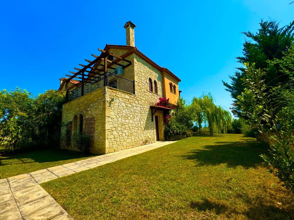 Property building, Spring, Day, Garden, Garden view