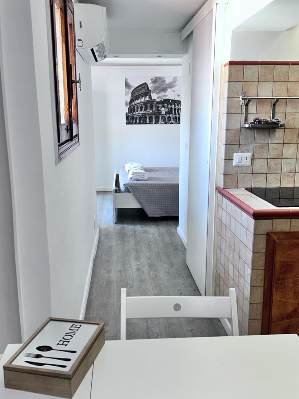 Kitchen or kitchenette, air conditioner