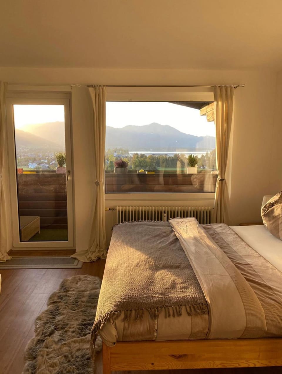 Natural landscape, Photo of the whole room, Bedroom, Mountain view