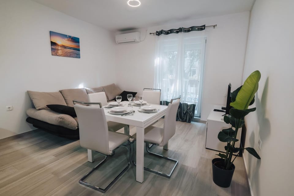 Living room, Seating area, Dining area, air conditioner