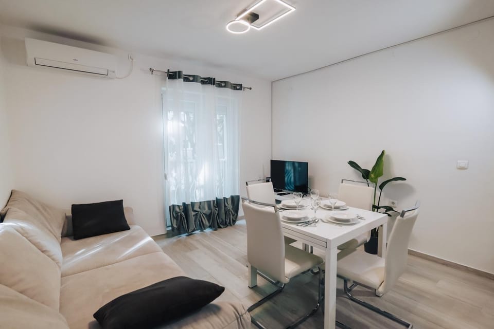 TV and multimedia, Living room, Seating area, Dining area, air conditioner