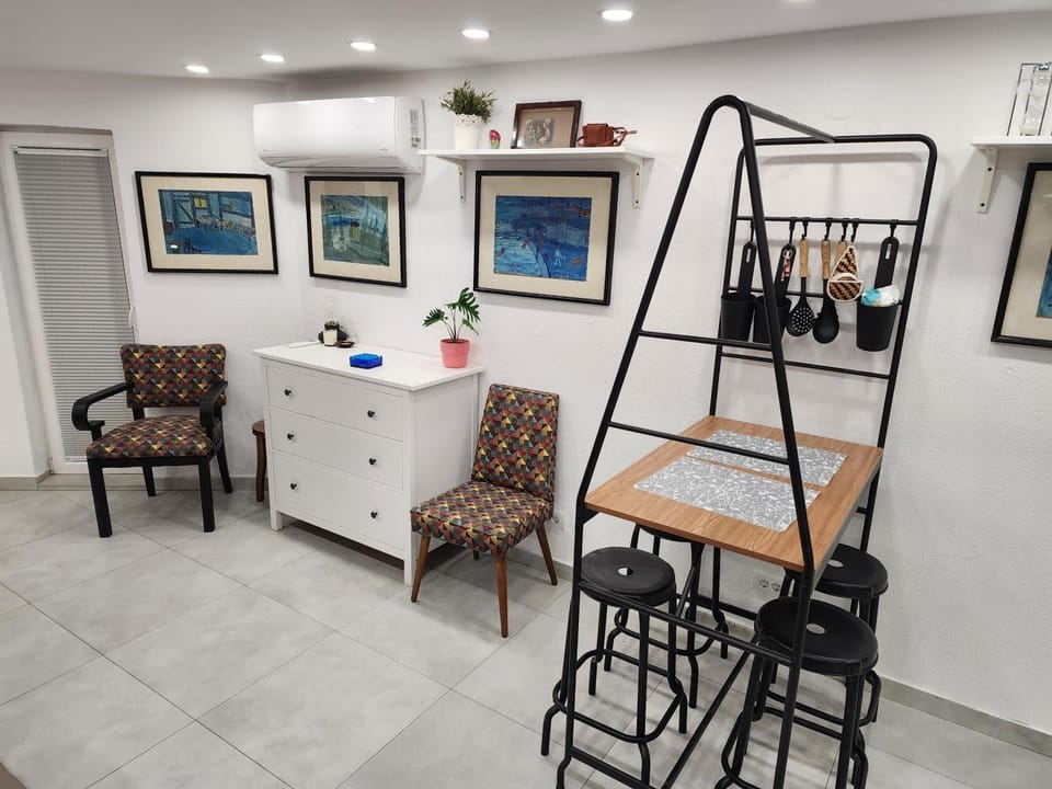 Seating area, Dining area