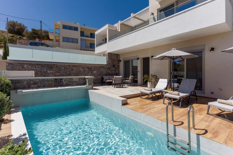 Property building, Balcony/Terrace, Pool view, sunbed