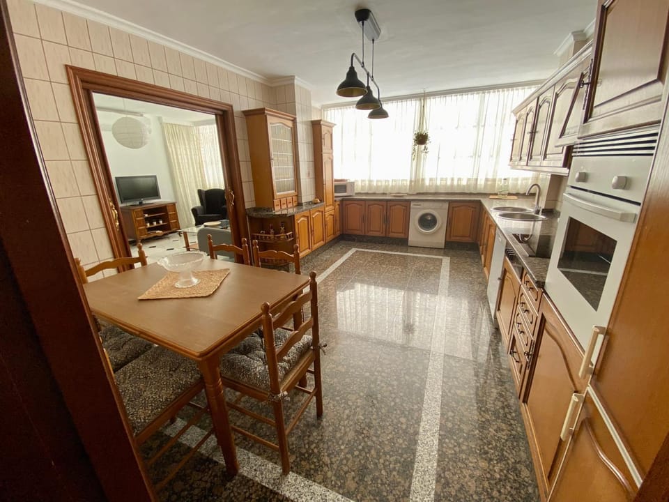 Kitchen or kitchenette, Dining area, dishwasher, minibar, pet friendly, stove