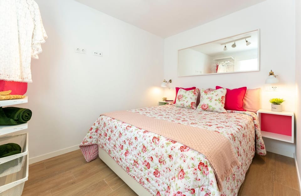 Bed, Photo of the whole room, Bedroom