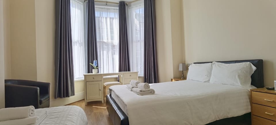 Entire 2 bedroom Apt in central location, Newly Refurbished Apartment in Plymouth