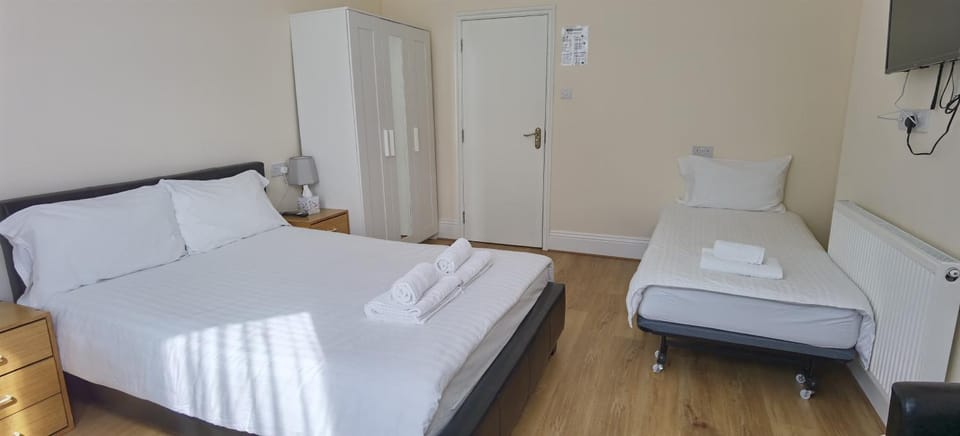 Entire 2 bedroom Apt in central location, Newly Refurbished Apartment in Plymouth