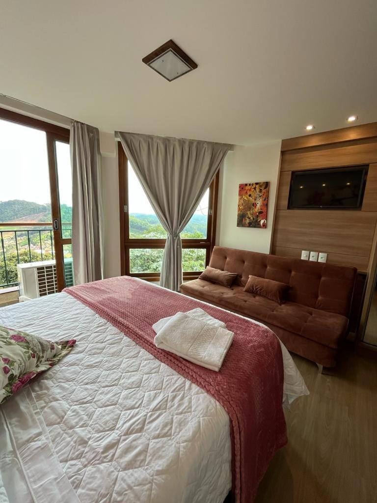 Bed, TV and multimedia, Photo of the whole room, towels