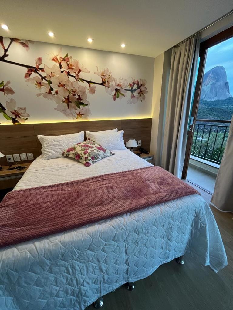 Bedroom, Mountain view