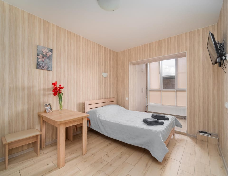 Bed, TV and multimedia, Photo of the whole room, Bedroom, towels