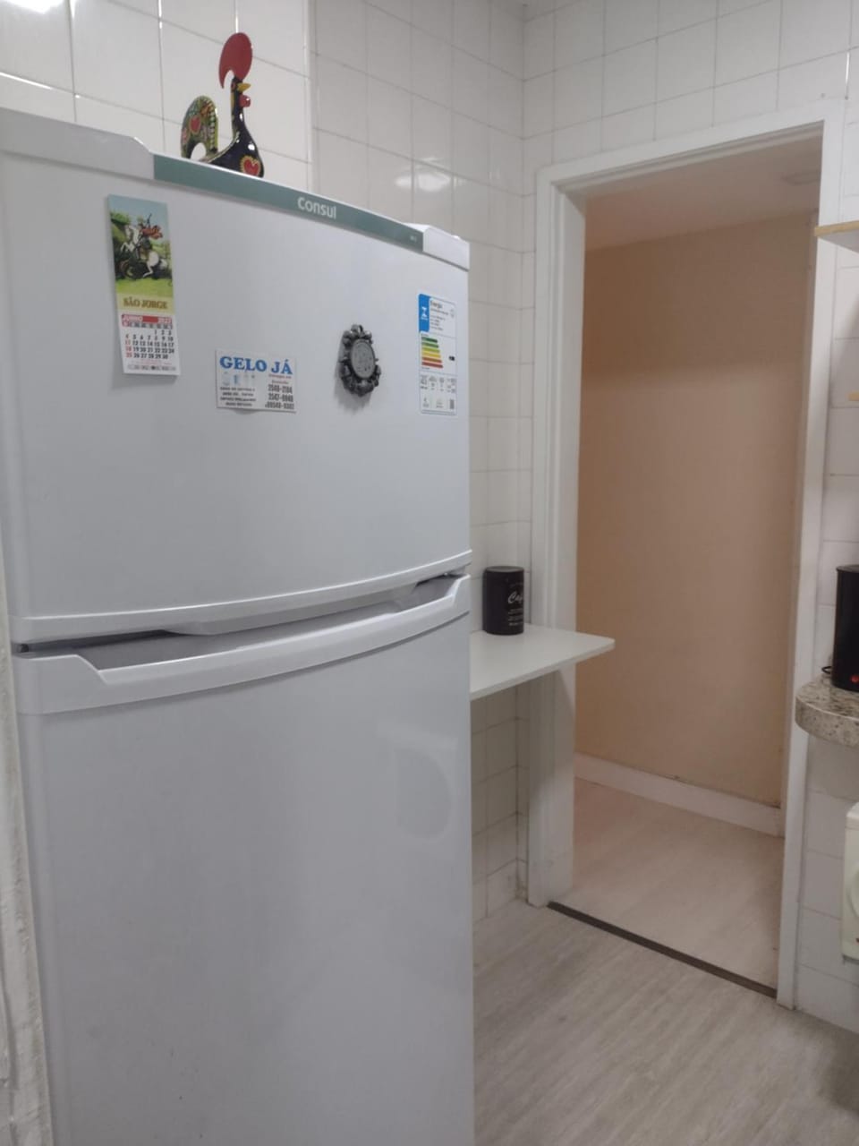 Kitchen or kitchenette, minibar