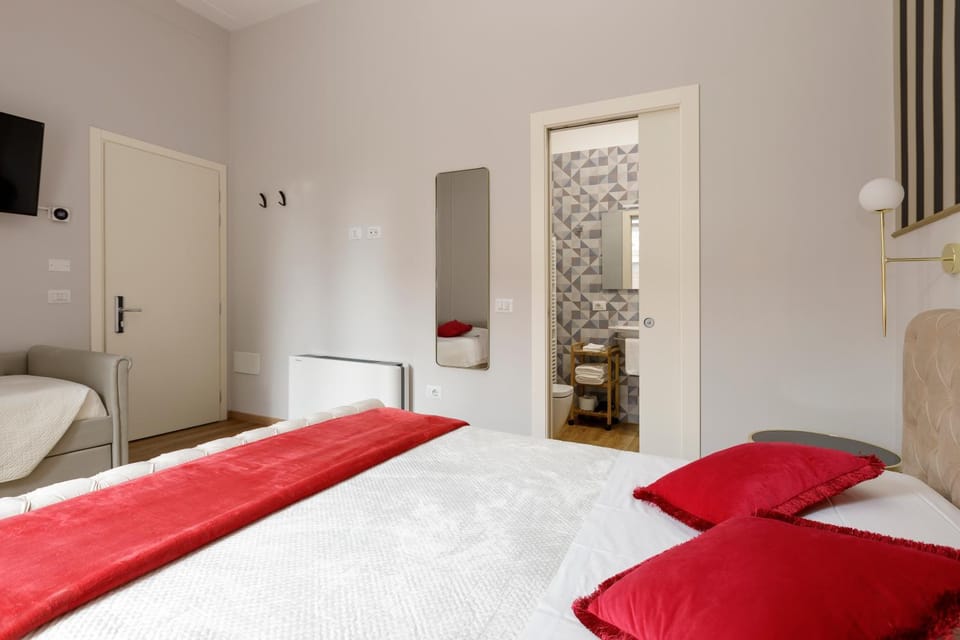 Bed, TV and multimedia, Bedroom