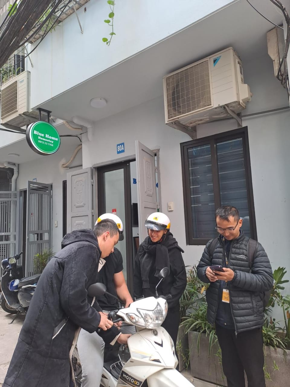 Facade/entrance, Off site, Day, People, group of guests
