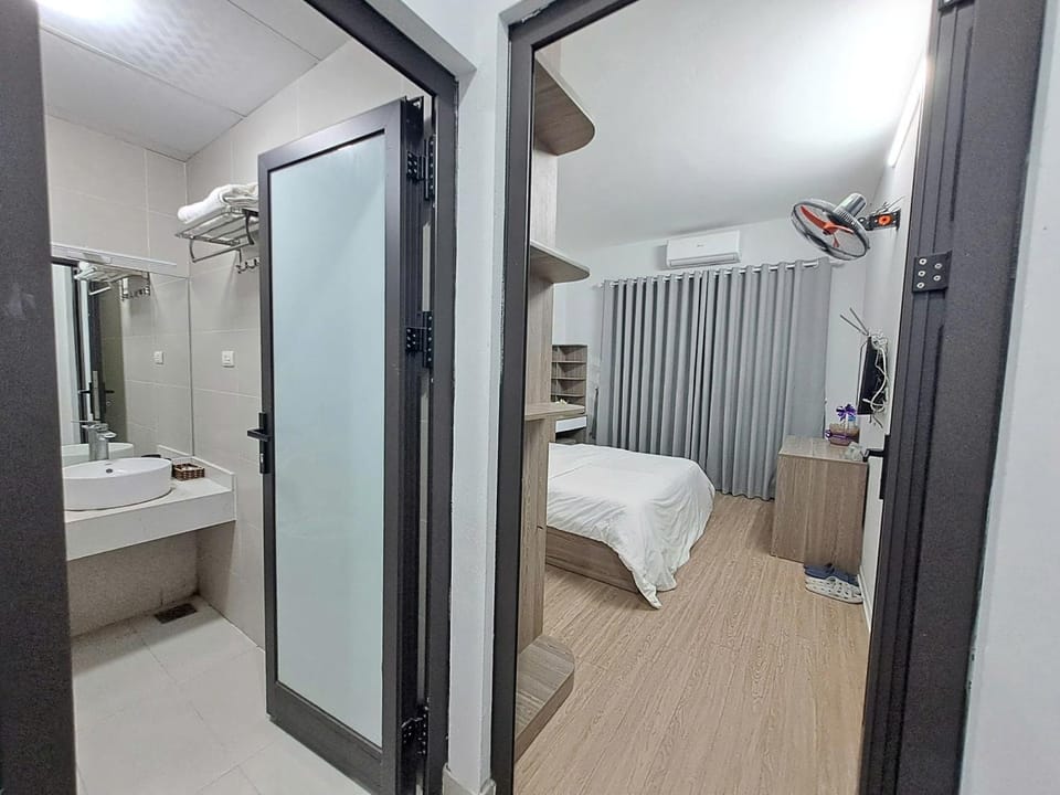 Shower, Bathroom, Bedroom, towels