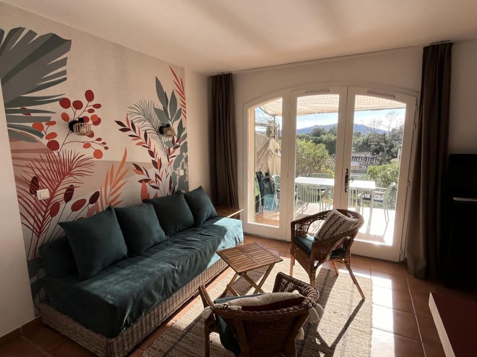 Bed, Living room, kitchen