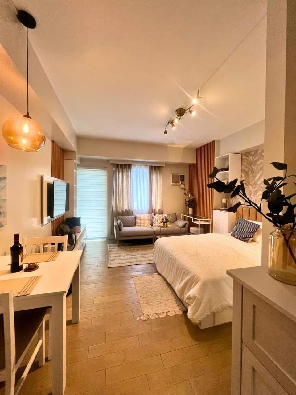 Bed, TV and multimedia, Kitchen or kitchenette, Living room, Photo of the whole room, Seating area, Dining area, Bedroom, towels