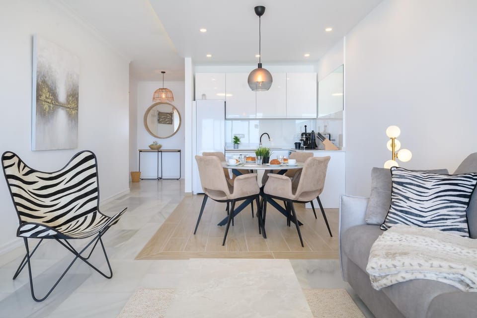 Kitchen or kitchenette, Living room, Seating area, Dining area