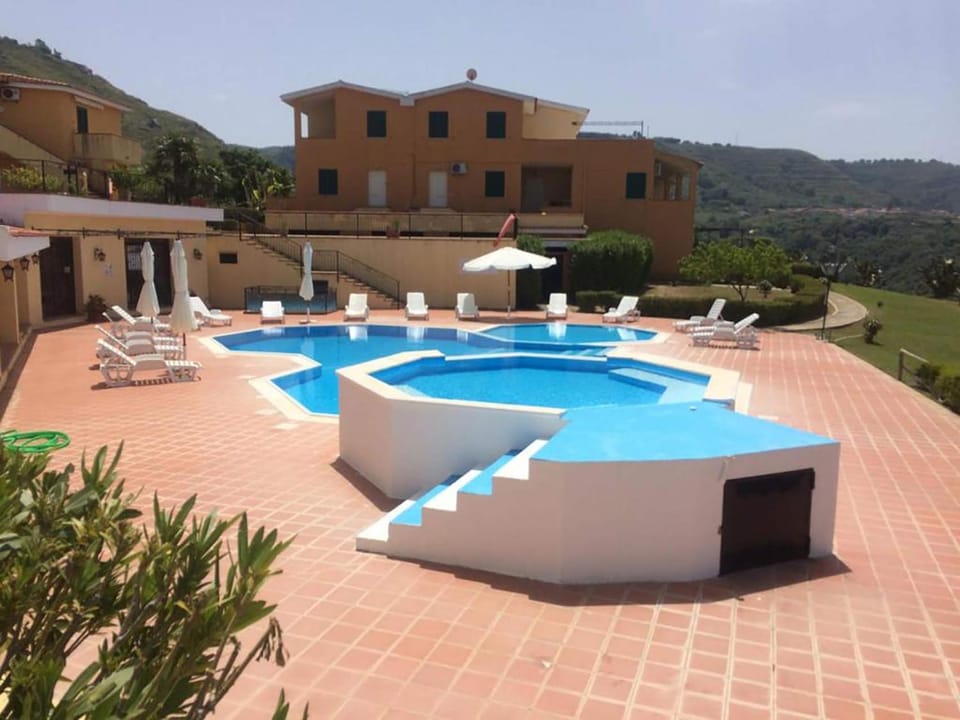 Property building, Hot Tub, Swimming pool