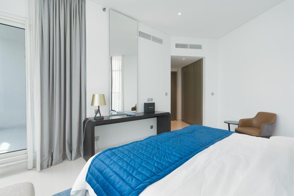 Bed, Photo of the whole room, Seating area, Bedroom, air conditioner