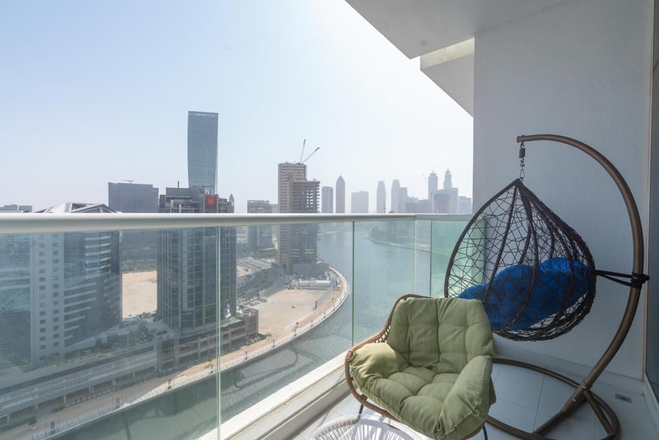 View (from property/room), Balcony/Terrace, Living room, Seating area, City view, Lake view, River view