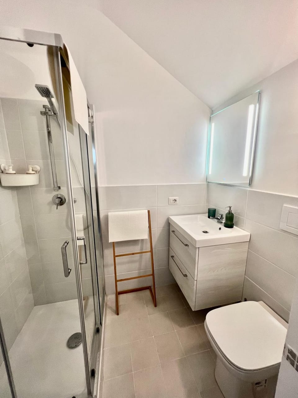Shower, Toilet, Bathroom, towels