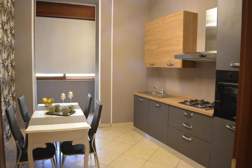 Kitchen or kitchenette, Dining area, minibar, pet friendly, stove