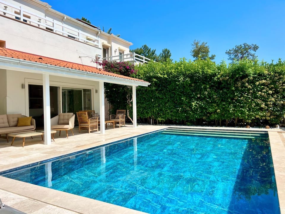 Property building, Patio, Day, Garden, Garden view, Swimming pool