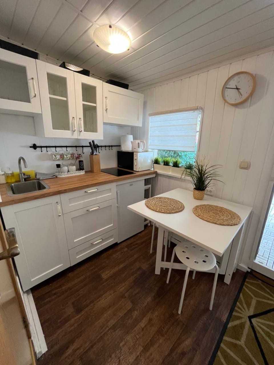 Kitchen or kitchenette, Dining area, stove