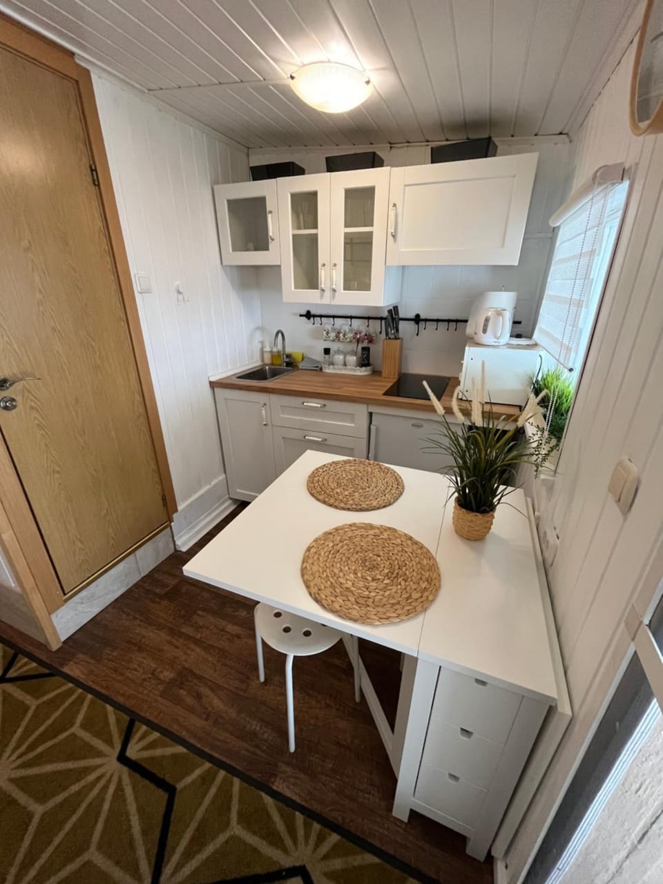Kitchen or kitchenette, Dining area, minibar, stove