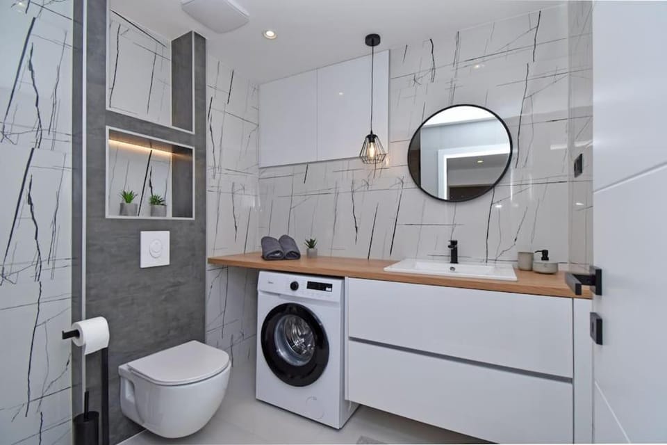 Shower, Toilet, towels, washing machine
