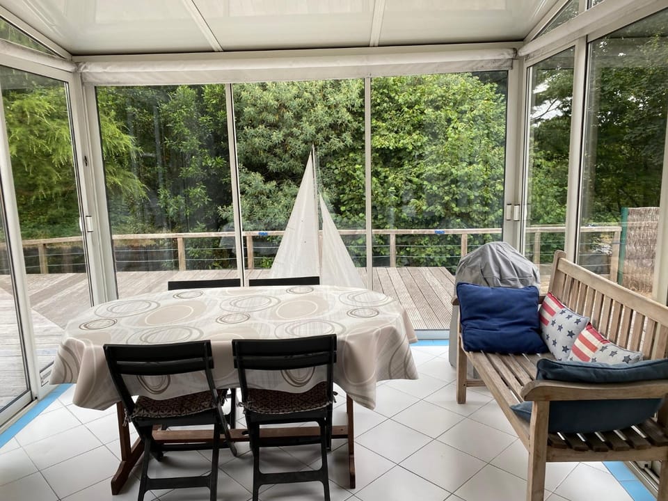Maison en bois avec vue sur étang de Sandun House in Brittany