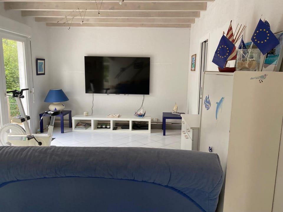 Maison en bois avec vue sur étang de Sandun House in Brittany