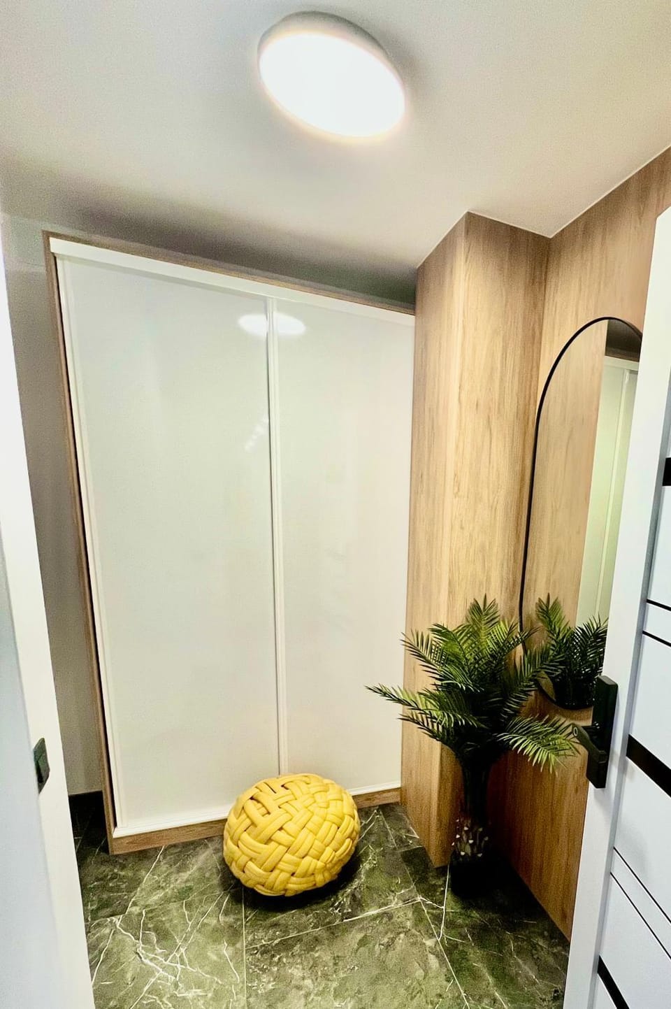 Facade/entrance, wardrobe