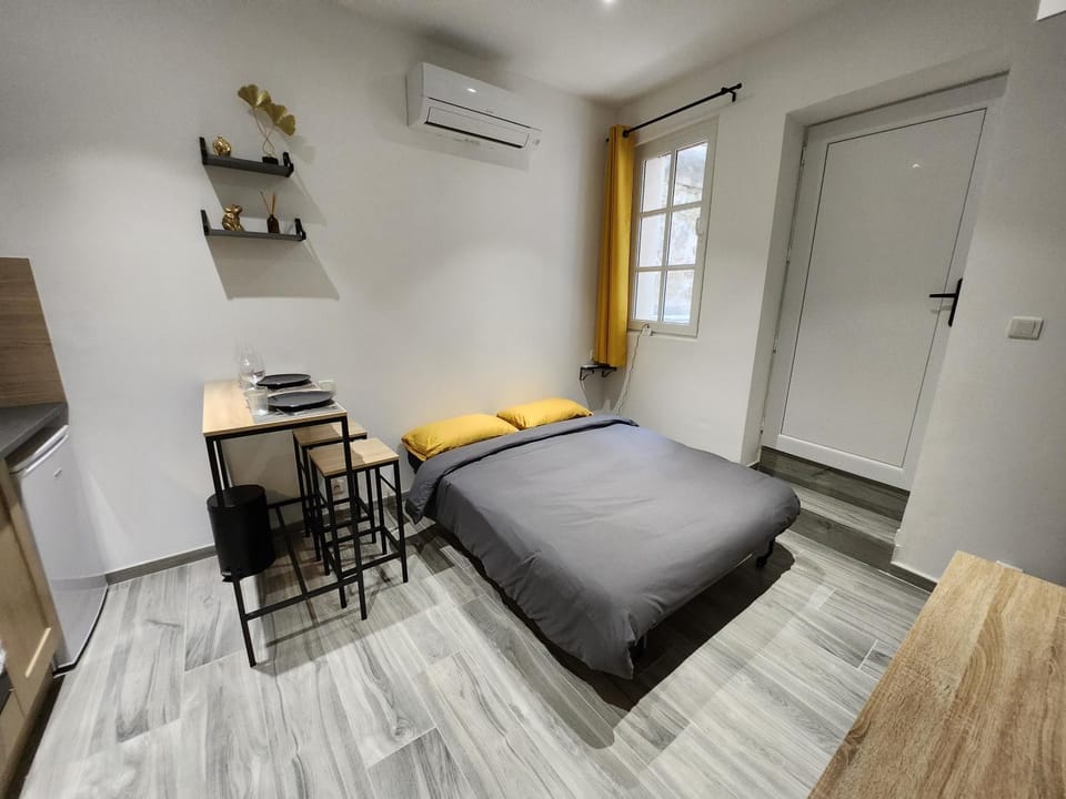 Studio climatisé avec cour privé en Rez-de-chaussée centre historique Apartment in Avignon