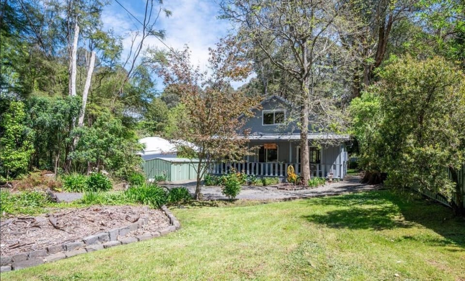 Property building, Spring, Day, Natural landscape, Garden, Garden view