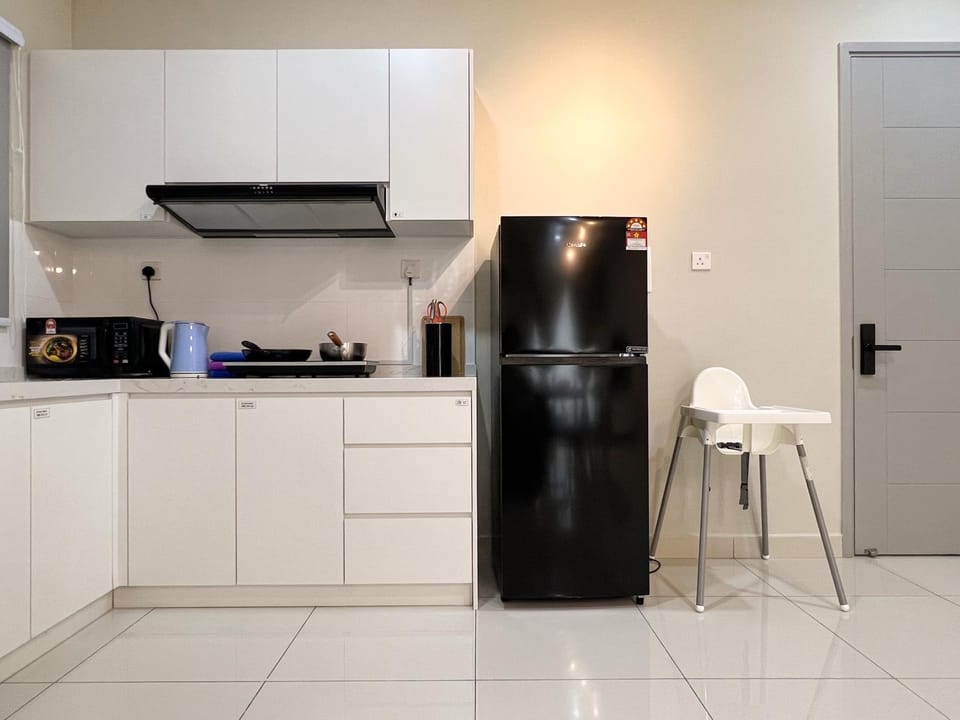Kitchen or kitchenette, minibar, stove