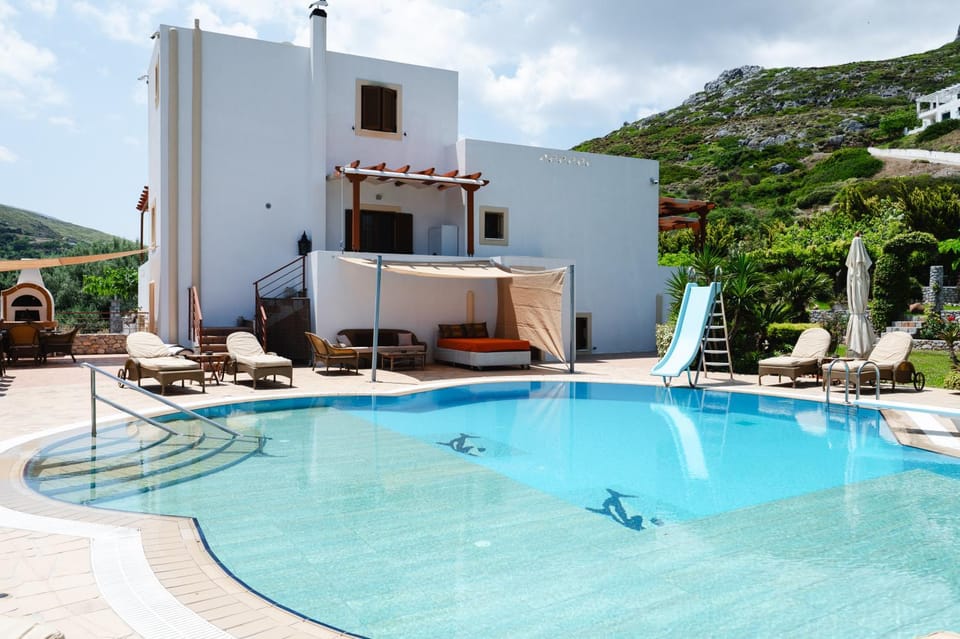 Property building, Patio, Bed, Day, Natural landscape, BBQ facilities, Seating area, Mountain view, Pool view, Swimming pool, Entertainment, Facility for disabled guests, sunbed, acessibility