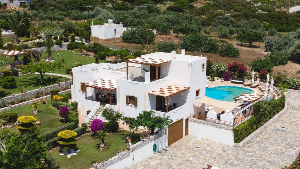 Property building, Facade/entrance, Day, Garden, Garden view, Pool view, Area and facilities, Swimming pool, Entertainment, Facility for disabled guests, Parking, sunbed, acessibility