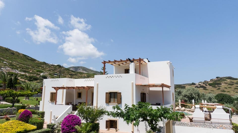 Property building, Nearby landmark, Facade/entrance, Day, Natural landscape, Mountain view, Facility for disabled guests, Parking, acessibility