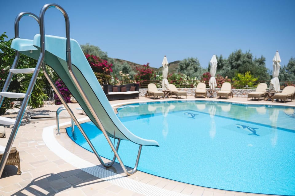 Day, Pool view, Swimming pool, Entertainment, Facility for disabled guests, sunbed, acessibility