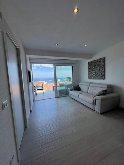 Living room, Photo of the whole room